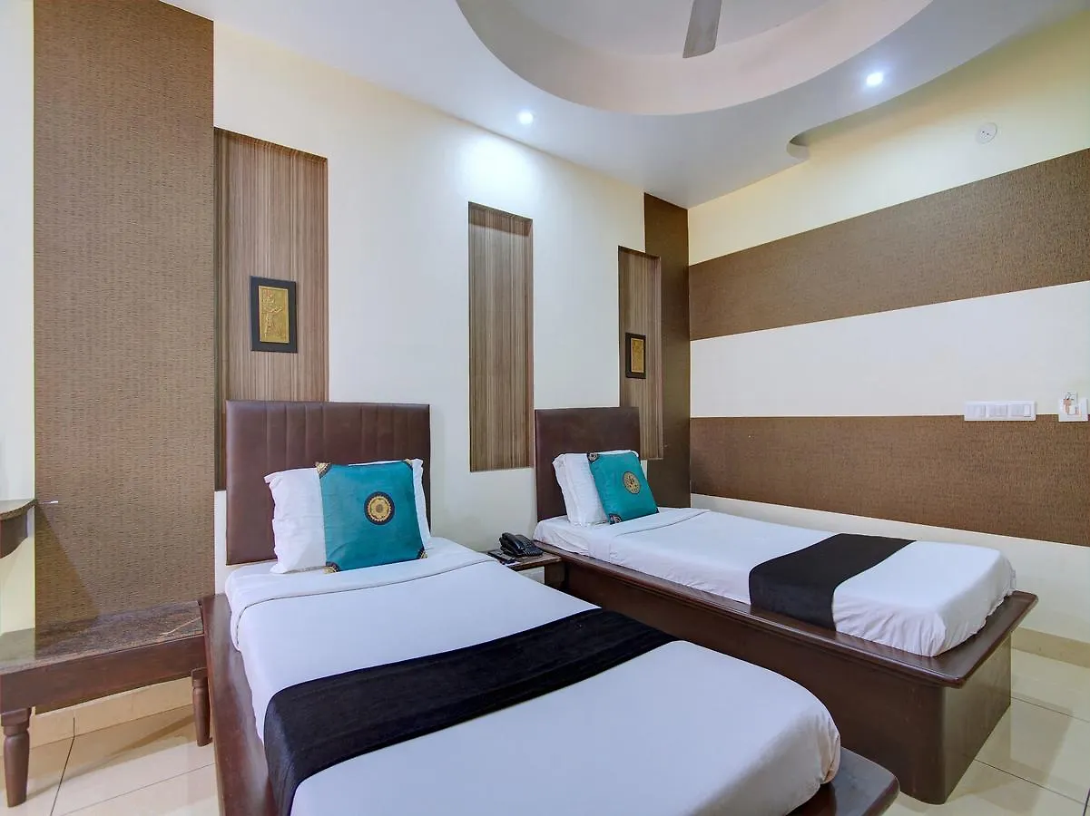 Oyo 8892 Kadambari Regency Otel Angamali 3*,